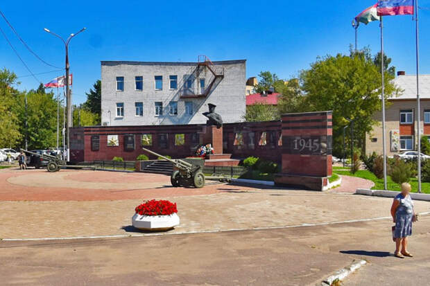 Жители российского города пожаловались на разваливающийся памятник воинам ВОВ