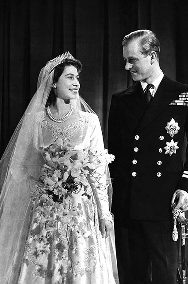 Королева Елизавета II и принц Филипп в день свадьбы