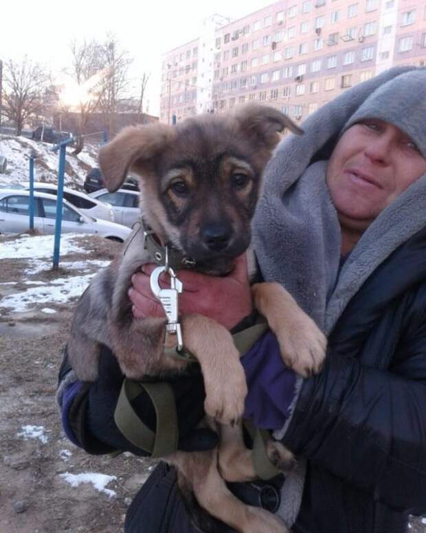 Бездомная женщина спасла новорожденного щенка от смерти и вырастила его, тратя последние деньги на корм…