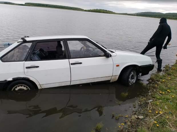 Машину с мертвым пассажиром достали из озера в Челябинской области