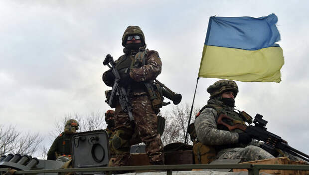 Украинские военные на бронетранспортере в районе Дебальцево, Донецкая область. Архивное фото