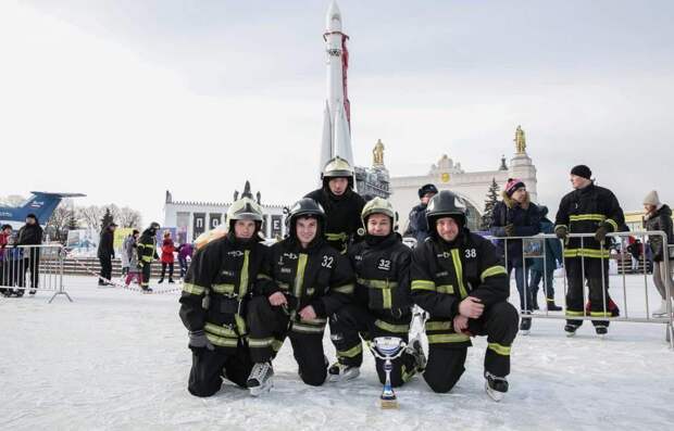 Столичные пожарные провели танцевальный флешмоб «Растопим лед вместе» на ВДНХ. Фото: Управление по СЗАО Департамента ГОЧСиПБ Москвы