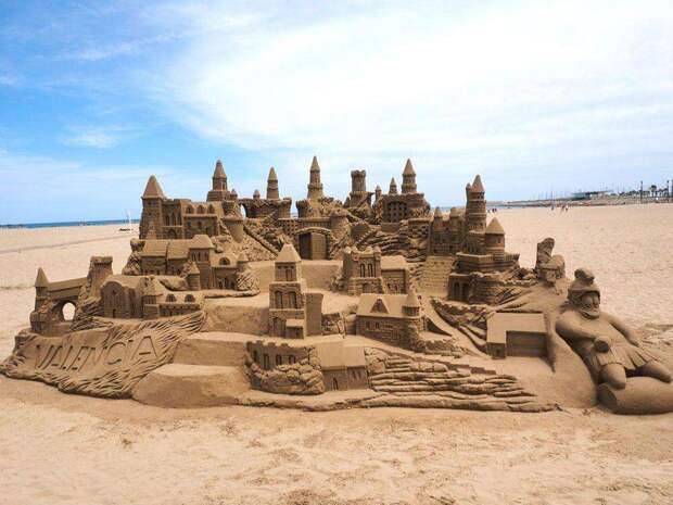 Удивительные замки и фигуры из песка