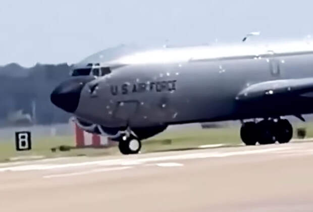 В Британию после удара Ирана прибыл американский KC-135R в «заплатках»