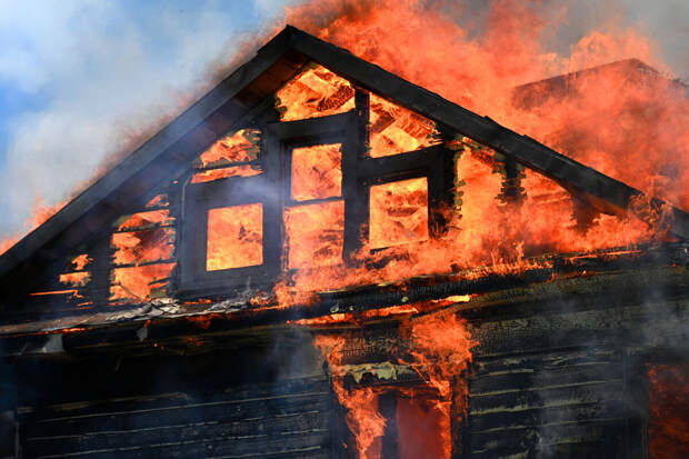 На Сахалине женщина от обиды на бывшего мужа сожгла дом