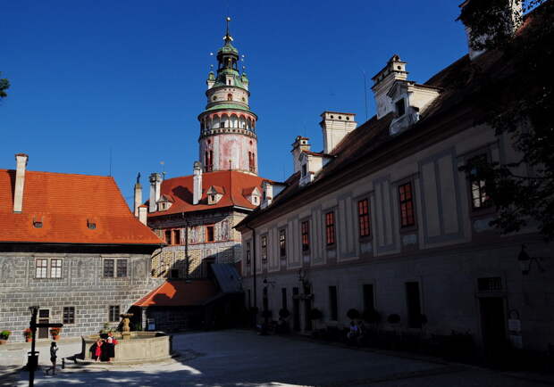 Замковый двор и вид на башню Градек
