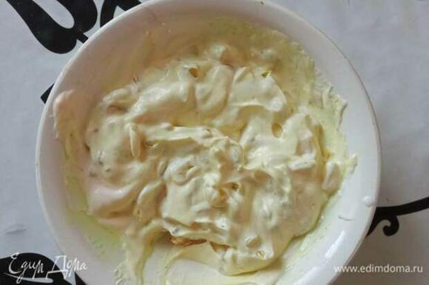 Лук мелко шинкуем и обжариваем на растительном масле 5 минут, посыпав порошком карри. Чеснок пропускаем через пресс. Смешиваем майонез со сметаной, добавляем лук и чеснок. Досаливаем по вкусу.