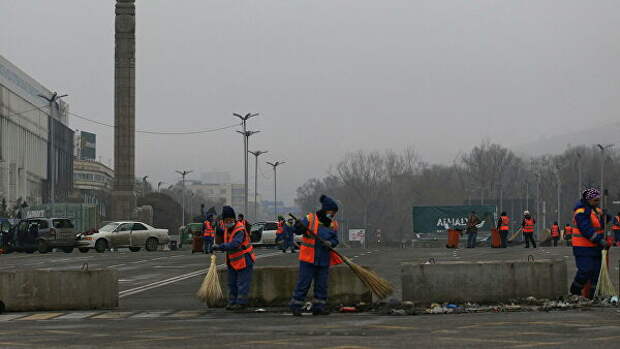 Муниципальные работники убирают улицы возле главной площади после массовых протестов, вызванных повышением цен на топливо в Алма-Ате
