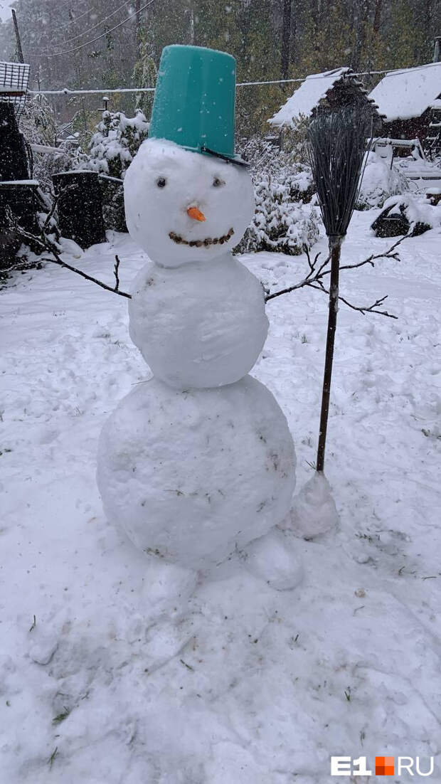 Екатеринбург проснулся в зиме: снег валил деревья, машины бились, люди лепили снеговиков