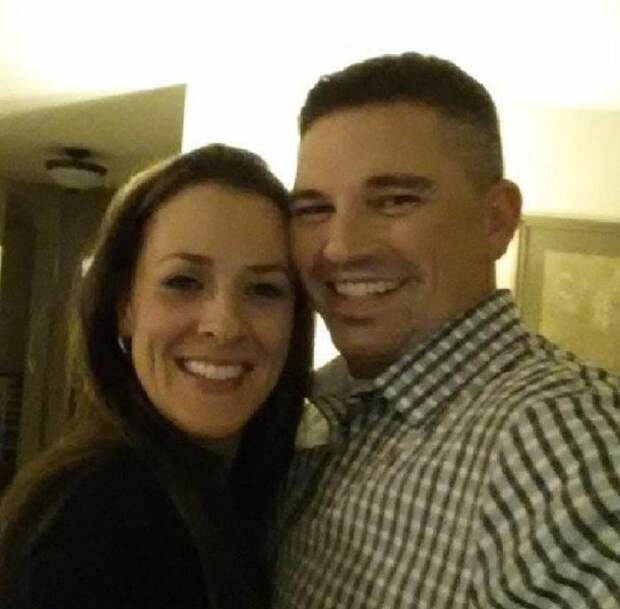 Супруги развелись, прожив 19 лет в браке. После суда мужчина отправил бывшей жене цветы с трогательной запиской