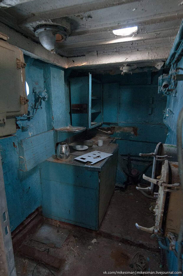 Остатки кладбища кораблей в бухте Труда