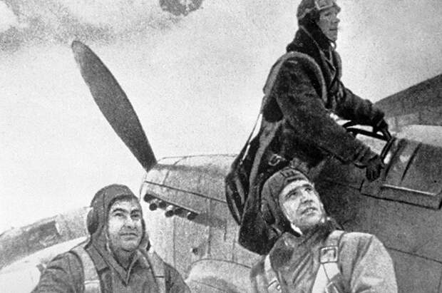 Летчики готовятся к боевому вылету. Крайний слева - Герой Советского Союза летчик Алексей Маресьев, 1944 год.