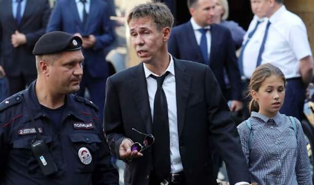 Алексей Панин пришел на похороны Иосифа Кобзона с дочерью Алексей Панин пришел на похороны Иосифа Кобзона с дочерью