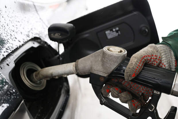 На Сахалине мужчина воровал бензин с работы и продавал знакомым