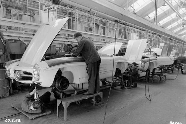 Ручная сборка родстеров Mercedes-Benz в 1958 году Merceds, mercedes-benz, авто, автоистория, завод, производство, ретро фото, сборка