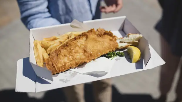 Владелец британской закусочной рассказал о кризисе поставок масла и росте цен на рыбу