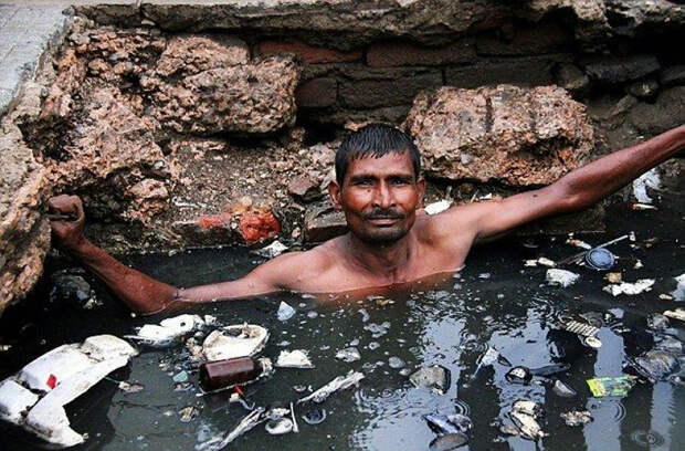 Чистильщик канализации в Индии. офис, профессии, работа, юмор