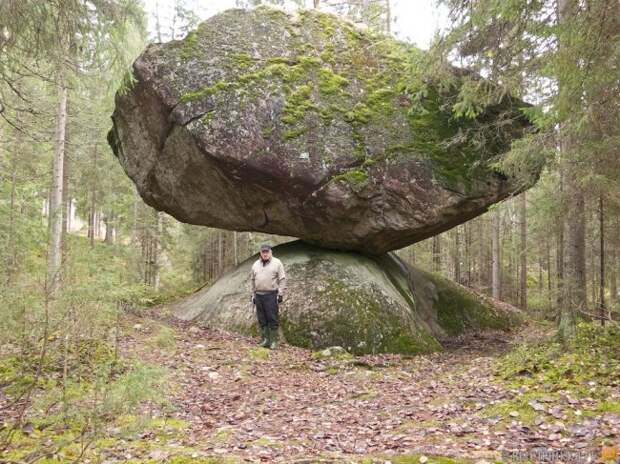 Kummakivi - огромный обломок скалы, лежащий на округлом валуне (6 фото) Kummakivi - огромный обломок скалы, лежащий на округлом валуне (6 фото)