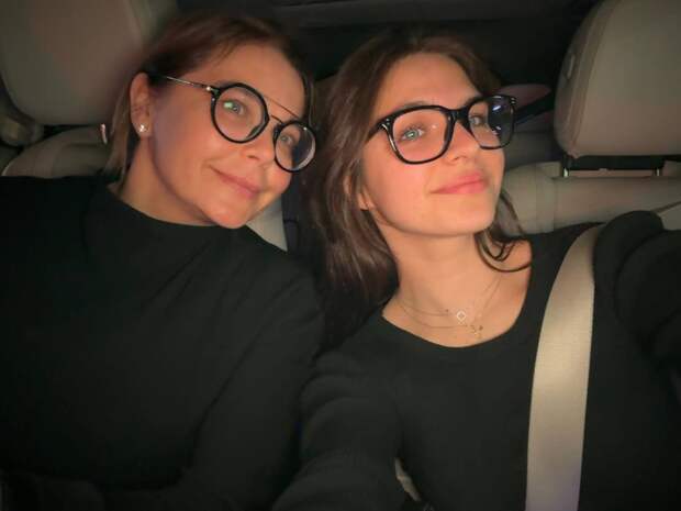«Как две сестрички»: актриса Ирина Пегова показала фото с дочкой