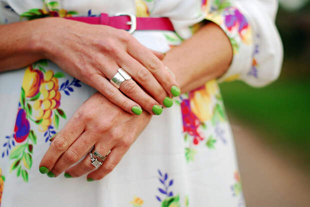 Lime green manicure and florals #summer