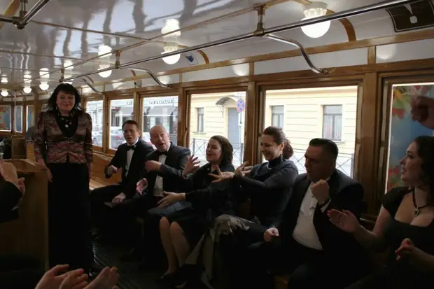 «Музыкальный весенний трамвай» от телеканала «Санкт-Петербург» промчал по центру города