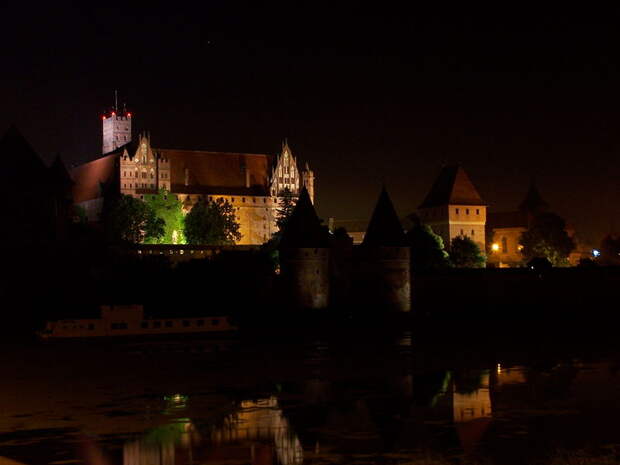 File:Malbork - Castle by night 02.JPG