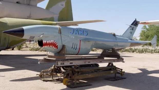 Первое военное использование беспилотника, Вьетнам, 1964 год. Идея беспилотных самолётов витала в воздухе практически с момента создания авиации. Тем не менее, первый боевой вылет подобного устройства, получившего название «Светлячок», состоялся только во время американской кампании во Вьетнаме.