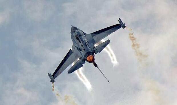 Дания прекратит обучение украинских пилотов полетам на F-16 после 2024 года