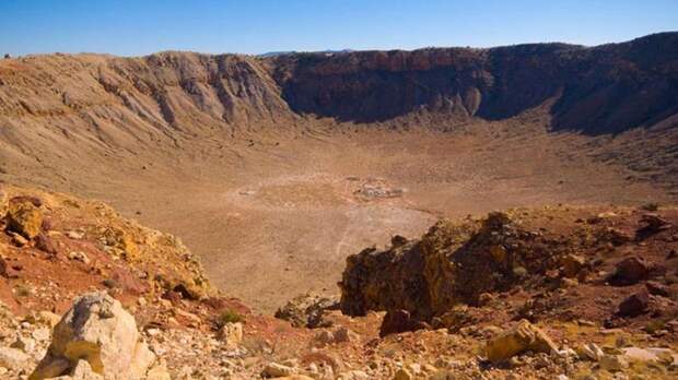 Остаётся загадкой, почему Тунгусский метеорит не оставил кратера вроде этого, обнаруженного в Аризоне.