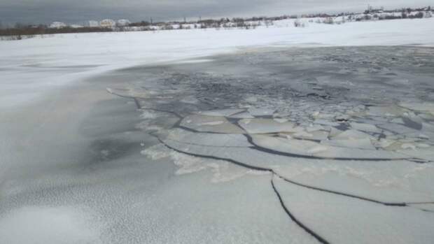 Четверо подростков провалились на автомобиле под лед реки в подмосковном Красногорске