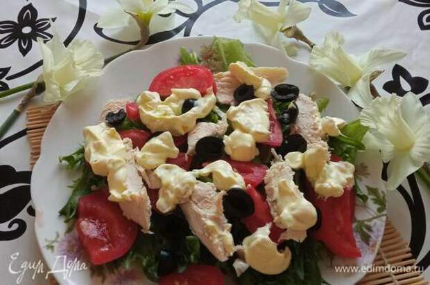 Выкладываем соус сверху на салат. Приятного аппетита!