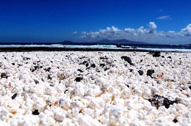 Странное место на одном из Канарских островов, где песок выглядит как попкорн в мире, интересно, песок, пляж, попкорн, путешествия, удивительно