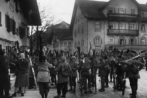 Группа отпускников, приехавших покататься на лыжах в Обераммергау. Германия, 1928 год.