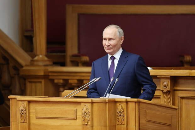 Владимир Путин поздравил лидеров стран СНГ с Днем Победы