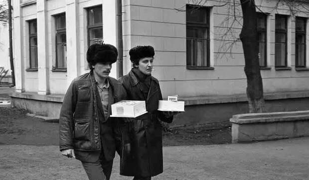 Молодой отец с приятелем у роддома, 1981 год, г. Новокузнецк    