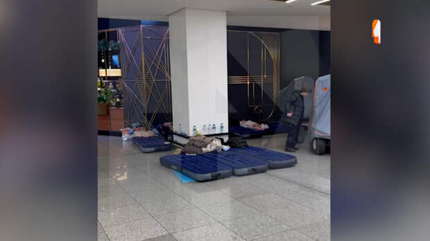 Туристам в Шереметьево пришлось вторые сутки ночевать на полу аэропорта