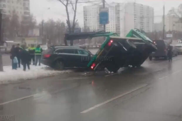 Эвакуатор упал на автомобиль в Москве (видео)
