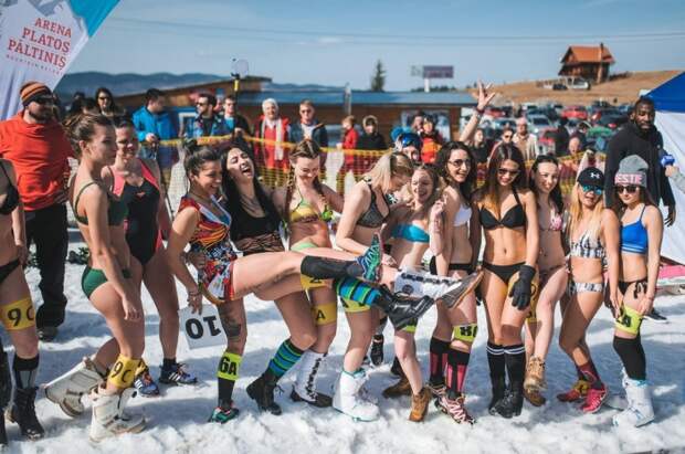 Соревнования по спуску с горы в бикини прошли в Румынии