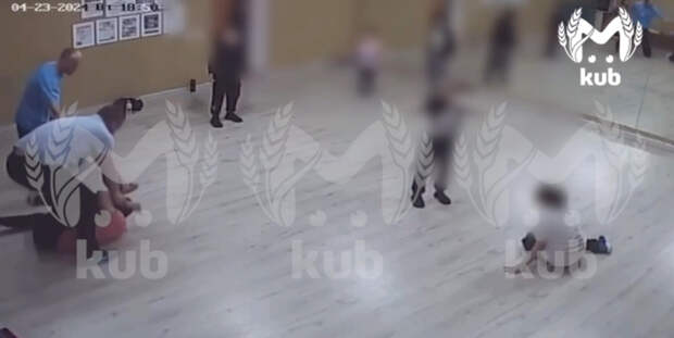 В танцевальной школе Краснодара отец на глазах у детей избил тренера по брейк-дансу