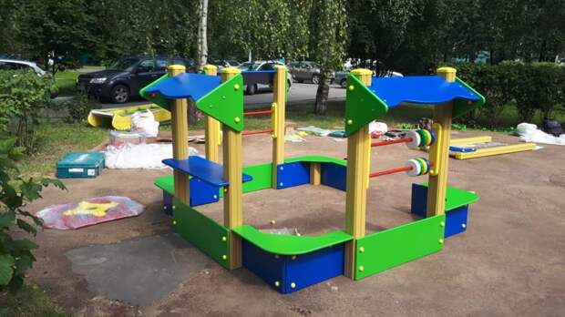 На детской площадке в Лианозове начали установку игровых элементов Фото предоставлено ГБУ «Жилищник»