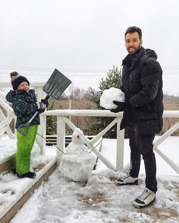 Денис Клявер с сыном слепил «снегобабу»