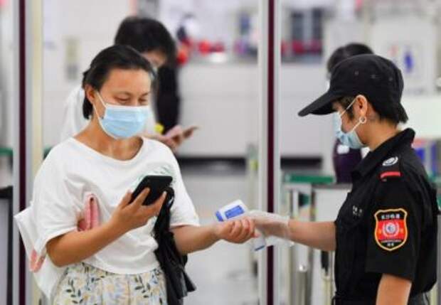 A passenger receives body-temperature checking at the Machang metro station in Changsha, Central China's Hunan province, Aug 2, 2021. [Photo/Xinhua]