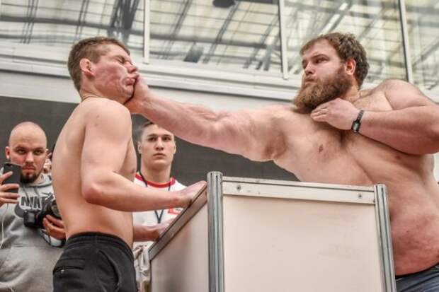 В Красноярске прошел первый чемпионат по мужским пощечинам. Как Вам такой спорт