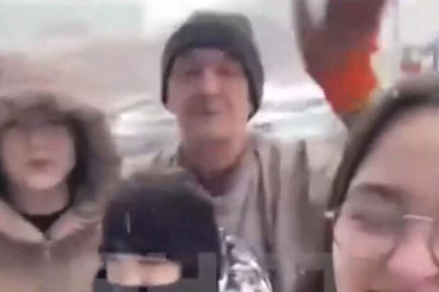 SHOT: в Оренбурге жители поздравили с Новым годом самого трудолюбивого дворника