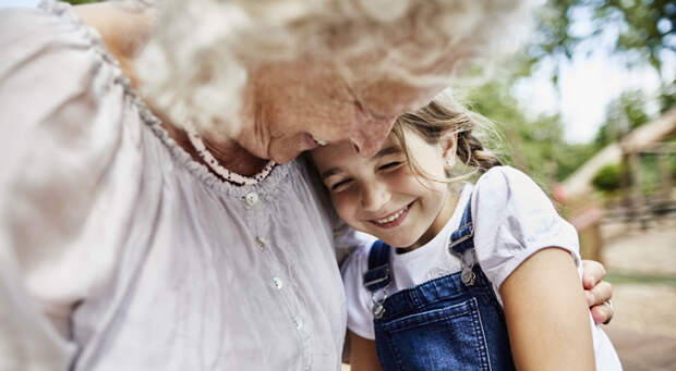 Все бабушки делают это: почему старшее поколение балует внуков?