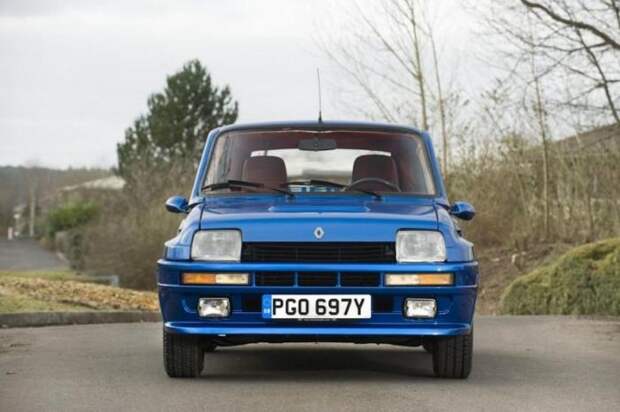 Спортивный хэтчбек Renault 5 Turbo 1983 года