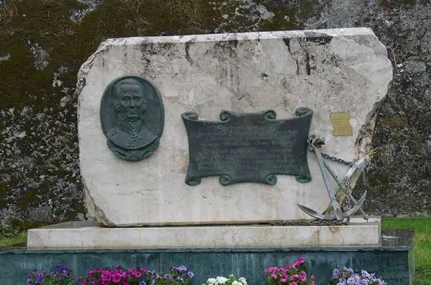 РФ потребовала расследовать осквернение памятника Федору Ушакову в Керкире