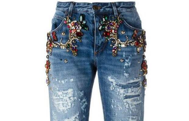 Джинсы «Boyfriend Fit Jeans With Jewel Application».