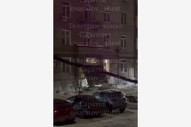 В российском городе упавший под весом снега карниз заблокировал жильцов дома