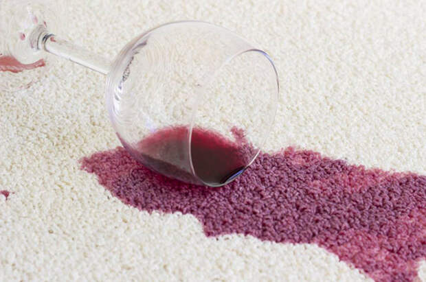 Пятна от красного вина прекрасно удаляются алкоголем. /Фото: cleanmastersbullheadcity.com